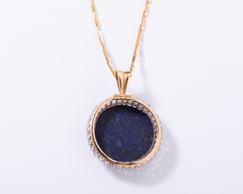 Antique Jewellery  - 18k gold pendant set in its center with a lapis lazuli and surrounded by sm