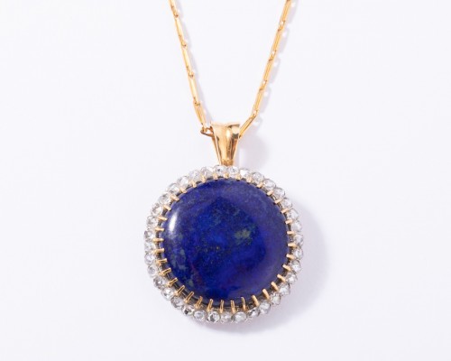 18k gold pendant set in its center with a lapis lazuli and surrounded by sm - 