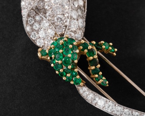 “Tulip” brooch in platinum set with diamonds and emeralds - Antique Jewellery Style 50