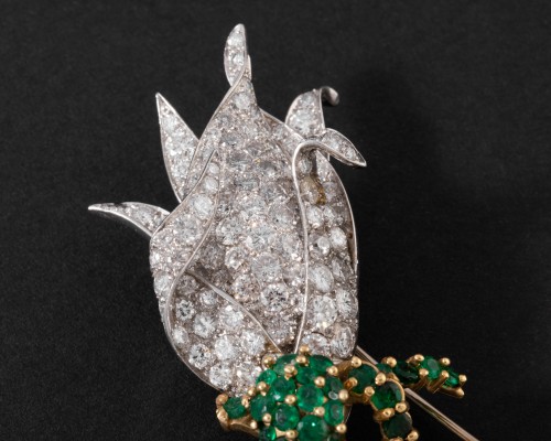 Bijouterie, Joaillerie Broche - Broche «Tulipe» en platine sertie de diamants et émeraudes