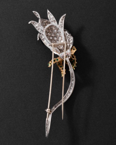 Broche «Tulipe» en platine sertie de diamants et émeraudes - Jacqueline & Claude Barbanel