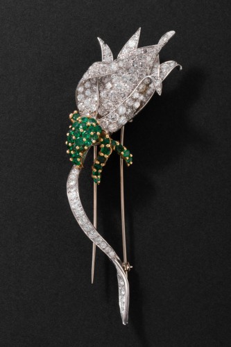 XXe siècle - Broche «Tulipe» en platine sertie de diamants et émeraudes