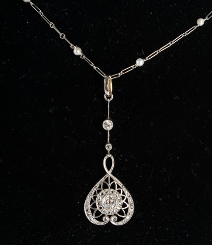 Pendentif ajouré en or blanc serti de diamants - Bijouterie, Joaillerie Style Art Déco