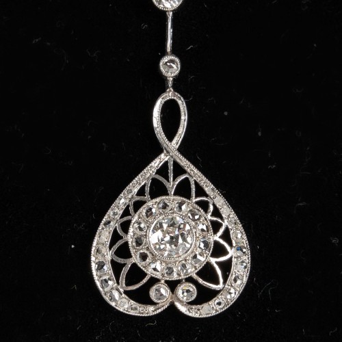 XXe siècle - Pendentif ajouré en or blanc serti de diamants