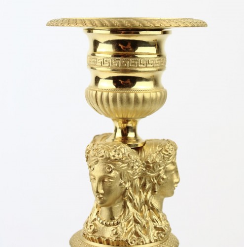 Paire de bougeoirs d'époque Empire en bronze doré aux Cariatides - Luminaires Style Empire