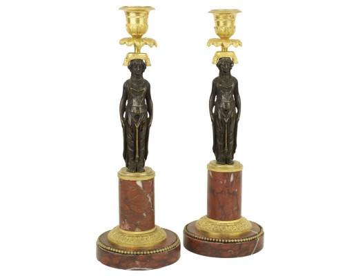 Paire de bougeoirs cariatides d'époque Empire en bronze