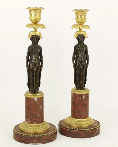 Paire de bougeoirs cariatides d'époque Empire en bronze - Luminaires Style Empire