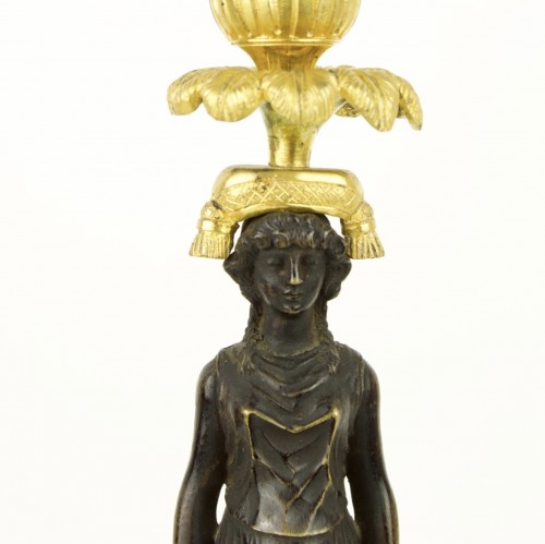 XIXe siècle - Paire de bougeoirs cariatides d'époque Empire en bronze