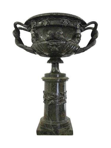 Monumental vase Warwick en serpentine verte sculptée, 19e siècle