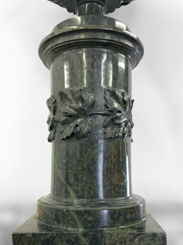 19th century - Monumental carved green serpentine Warwick Vase, 19th century