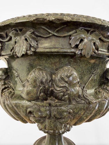 Napoléon III - Monumental carved green serpentine Warwick Vase, 19th century