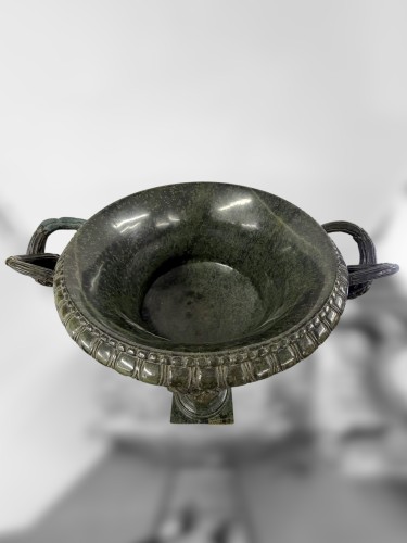 Antiquités - Monumental carved green serpentine Warwick Vase, 19th century