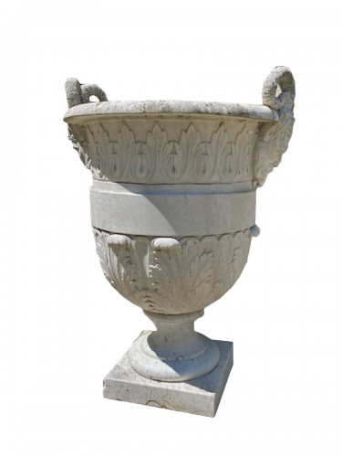 Monumental vase in Carrara marble, late 19th century