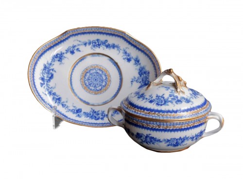 Écuelle ronde en porcelaine tendre de Sèvres à décor en camaïeu bleu, XVIIIe siècle.