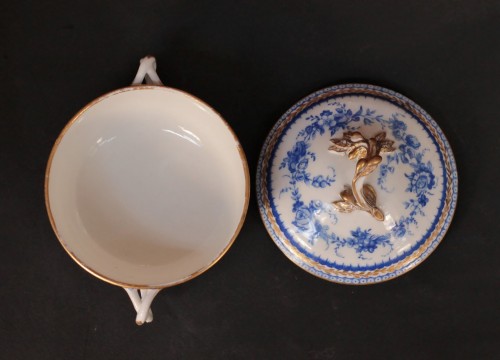Céramiques, Porcelaines  - Écuelle ronde en porcelaine tendre de Sèvres à décor en camaïeu bleu, XVIIIe siècle.