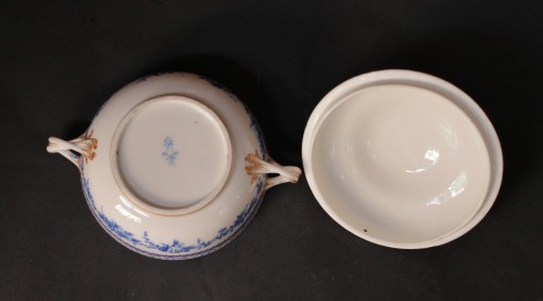 Écuelle ronde en porcelaine tendre de Sèvres à décor en camaïeu bleu, XVIIIe siècle. - JM Béalu & Fils