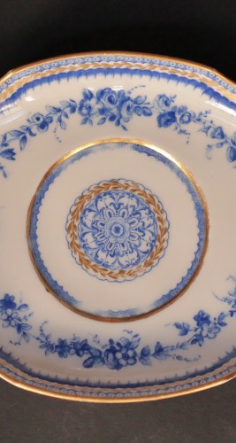 XVIIIe siècle - Écuelle ronde en porcelaine tendre de Sèvres à décor en camaïeu bleu, XVIIIe siècle.