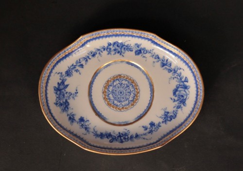 Écuelle ronde en porcelaine tendre de Sèvres à décor en camaïeu bleu, XVIIIe siècle. - 