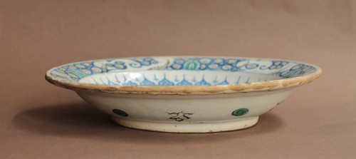 Céramiques, Porcelaines  - Plat Iznik à décor de branches de prunus, fin XVIe ou début XVIIe siècle.
