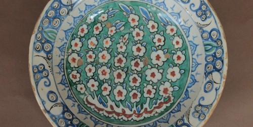 Iznik dish decorated with branches of prunus, late 16th or early 17th centu - 