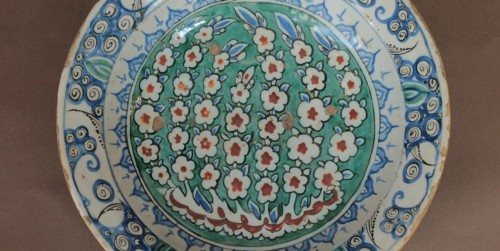 Plat Iznik à décor de branches de prunus, fin XVIe ou début XVIIe siècle. - JM Béalu & Fils