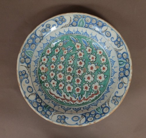 17th century - Iznik dish decorated with branches of prunus, late 16th or early 17th centu