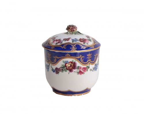 Pot à sucre "calabre" en porcelaine tendre de Sèvres du XVIIIe siècle