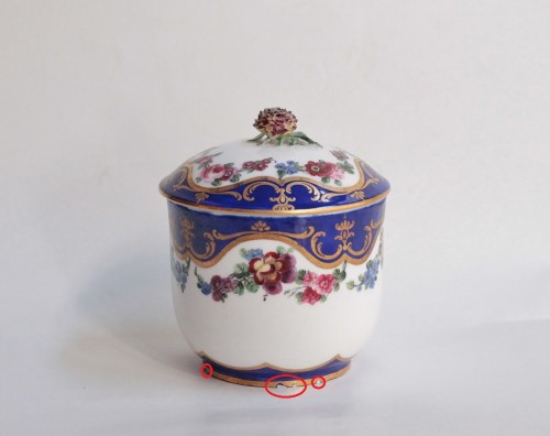 Pot à sucre "calabre" en porcelaine tendre de Sèvres du XVIIIe siècle - Céramiques, Porcelaines Style 
