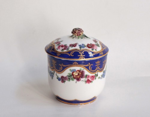 Céramiques, Porcelaines  - Pot à sucre "calabre" en porcelaine tendre de Sèvres du XVIIIe siècle