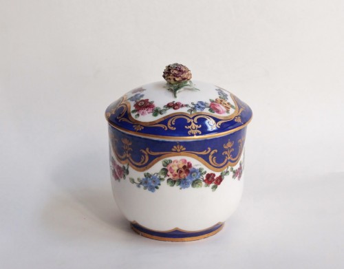 Pot à sucre "calabre" en porcelaine tendre de Sèvres du XVIIIe siècle - JM Béalu & Fils