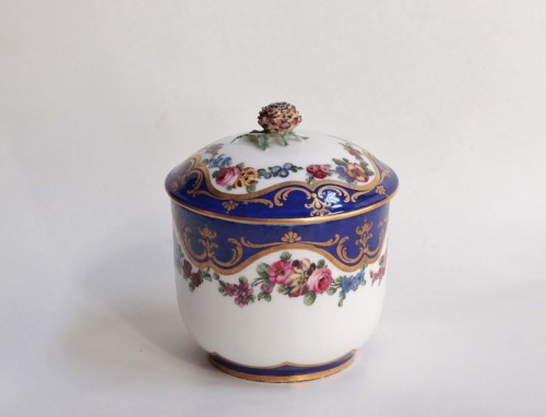 Sugar pot &quot;Calabria&quot; in soft porcelain of Sevres of the 18th century - 