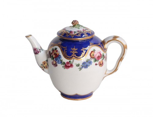 Teapot &quot;Calabria&quot; in soft porcelain of Sèvres of the 18th century