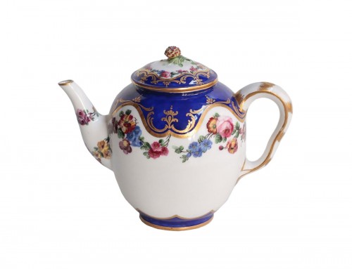 Théière "calabre" en porcelaine tendre de Sèvres du XVIIIe siècle