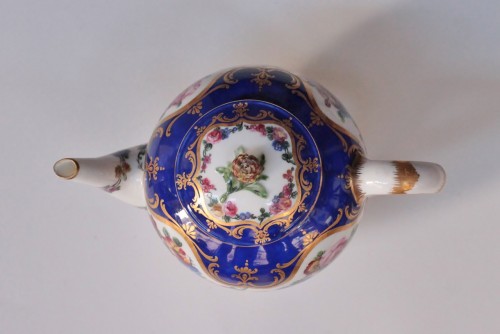 Théière "calabre" en porcelaine tendre de Sèvres du XVIIIe siècle - Céramiques, Porcelaines Style 