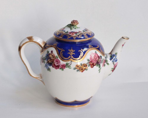 Céramiques, Porcelaines  - Théière "calabre" en porcelaine tendre de Sèvres du XVIIIe siècle
