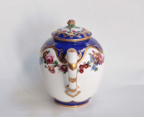 Théière "calabre" en porcelaine tendre de Sèvres du XVIIIe siècle - JM Béalu & Fils