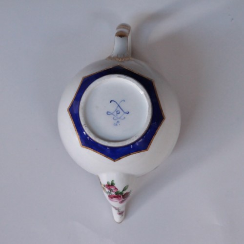 Théière "calabre" en porcelaine tendre de Sèvres du XVIIIe siècle - 