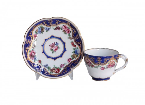 Tasse "Hébert" et sa soucoupe en porcelaine de Sèvres du XVIIIe siècle