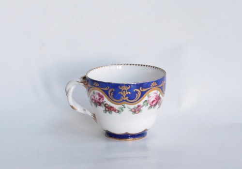 Tasse "Hébert" et sa soucoupe en porcelaine de Sèvres du XVIIIe siècle - Céramiques, Porcelaines Style 