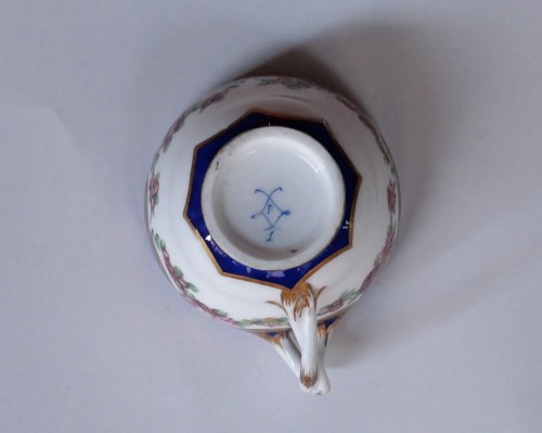 Porcelain & Faience  - Cup &quot;Hébert&quot; and its saucer in 18th century Sèvres porcelain