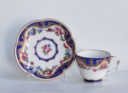 XVIIIe siècle - Tasse "Hébert" et sa soucoupe en porcelaine de Sèvres du XVIIIe siècle