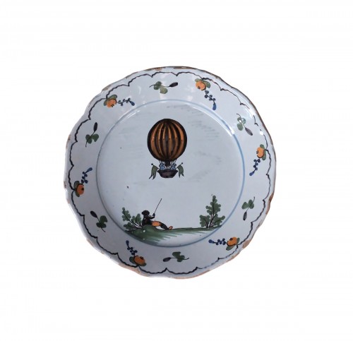 Assiette en faïence de Nevers "au ballon" dite "au petit berger", XVIIIe siècle