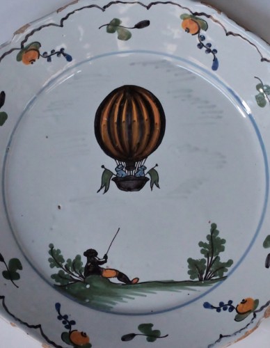 Plate in earthenware of Nevers &quot;with the balloon&quot; known as &quot;with the small  - Porcelain & Faience Style 