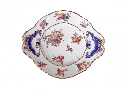 Plat présentoir en porcelaine tendre de Sèvres, XVIIIe siècle