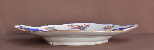 Céramiques, Porcelaines  - Plat présentoir en porcelaine tendre de Sèvres, XVIIIe siècle