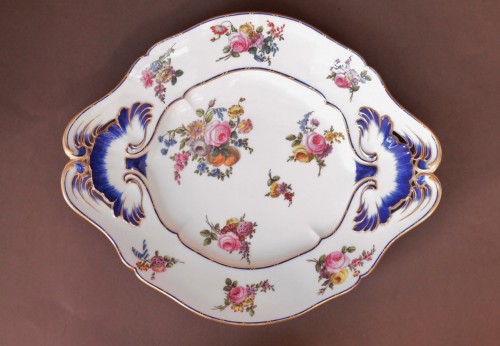 Plat présentoir en porcelaine tendre de Sèvres, XVIIIe siècle - JM Béalu & Fils
