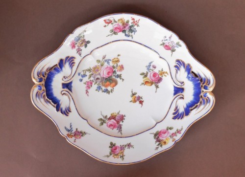 XVIIIe siècle - Plat présentoir en porcelaine tendre de Sèvres, XVIIIe siècle
