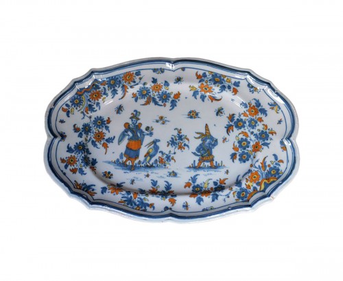 Plat oblong en faïence d'Alcora avec des personnages, marqué G, vers 1735-1750