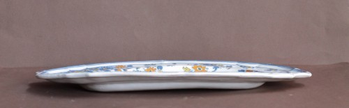 Plat oblong en faïence d'Alcora avec des personnages, marqué G, vers 1735-1750 - Céramiques, Porcelaines Style 