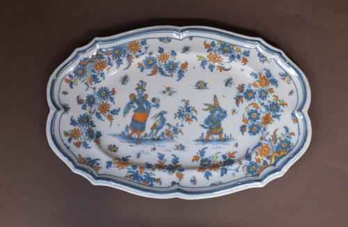 Céramiques, Porcelaines  - Plat oblong en faïence d'Alcora avec des personnages, marqué G, vers 1735-1750